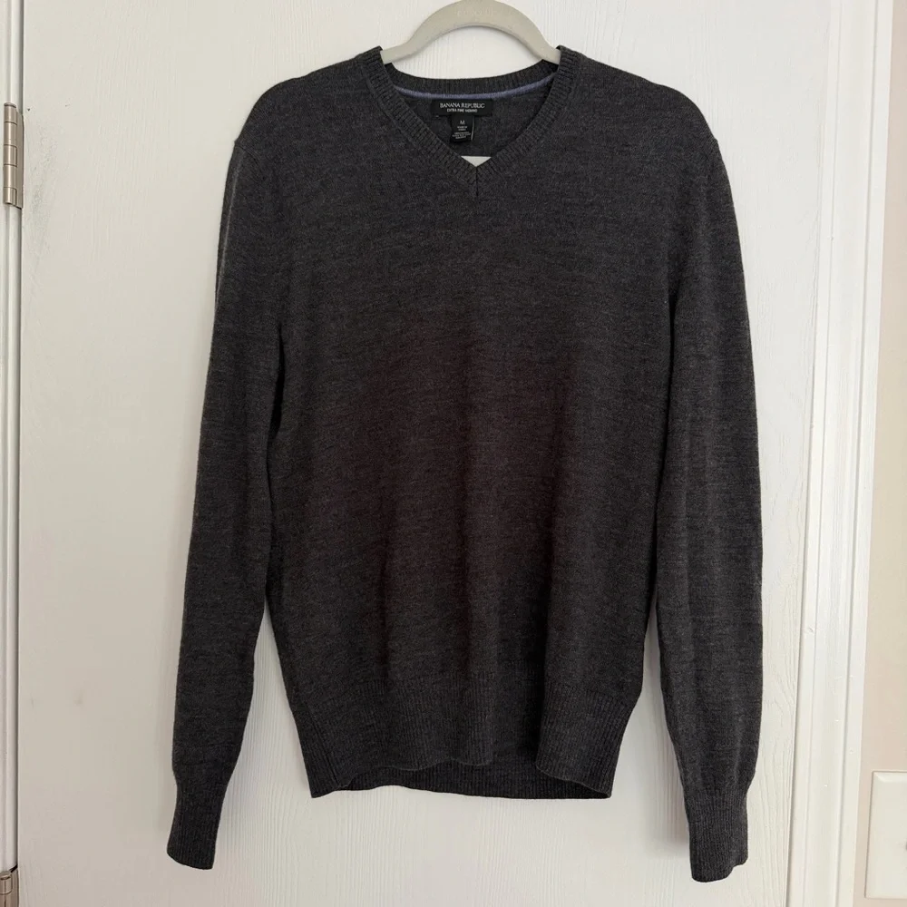 Banana Republic Charcoal Gray Merino Wool Men’s V Neck Sweater